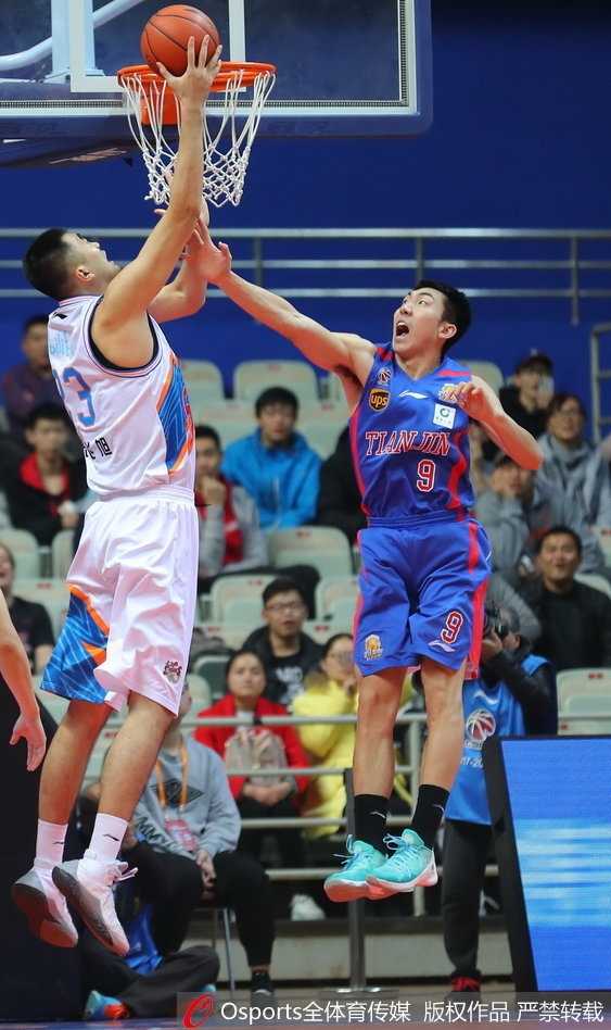上海队核心外援吉默·弗雷戴特在天津队严防死守下依然自信出手，篮球在空中划出一道完美的弧线，这正是他本场砍下29分的缩影。