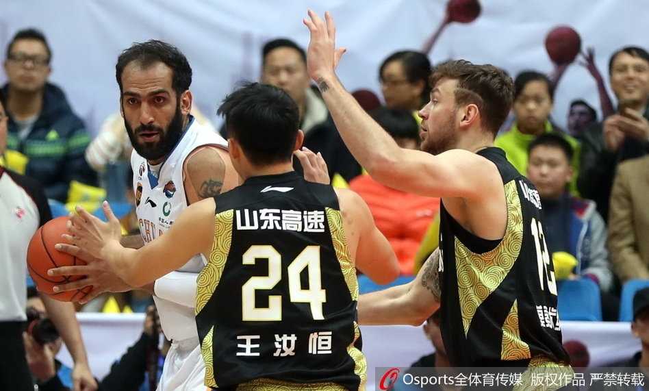 山东队张庆鹏三分线外手起刀落，皮球划过一道完美的弧线空心入网，这是他替补上场后贡献的宝贵火力。