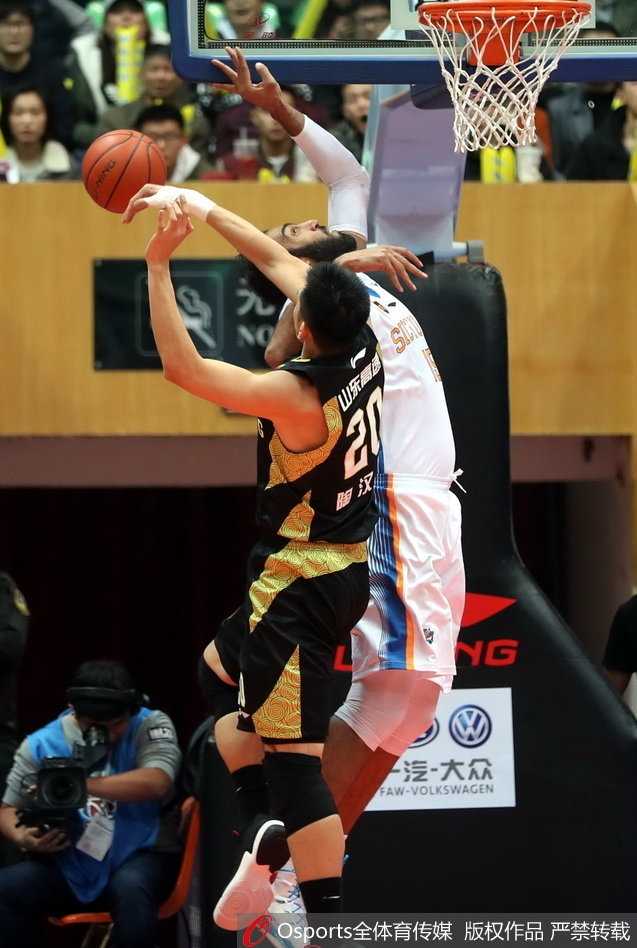 四川小将左朕年本场发挥出色，他无视防守高高跃起，以略带后仰的姿态将球稳稳投出，眼神充满斗志。