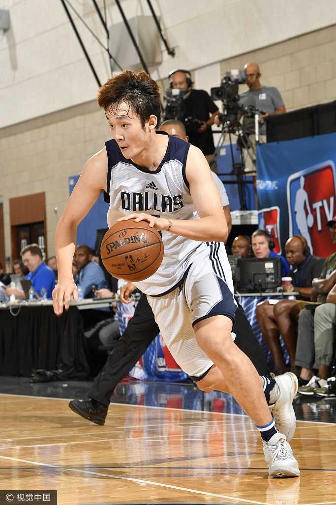 丁彦雨航面对尼克斯防守球员，运球加速强行突破，身体对抗中展现出极强的核心力量与冲击力。