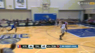 丁彦雨航完成抢断后发动快攻，面对空篮，他高高跃起双手背扣，整个动作舒展霸气，点燃了全场气氛。