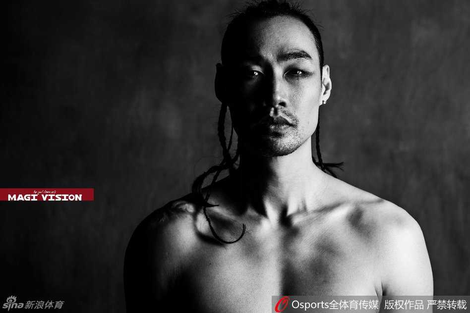 孟达背部特写，肌肉线条分明充满力量感，搭配个性黑指甲油，细节之处彰显叛逆时尚态度