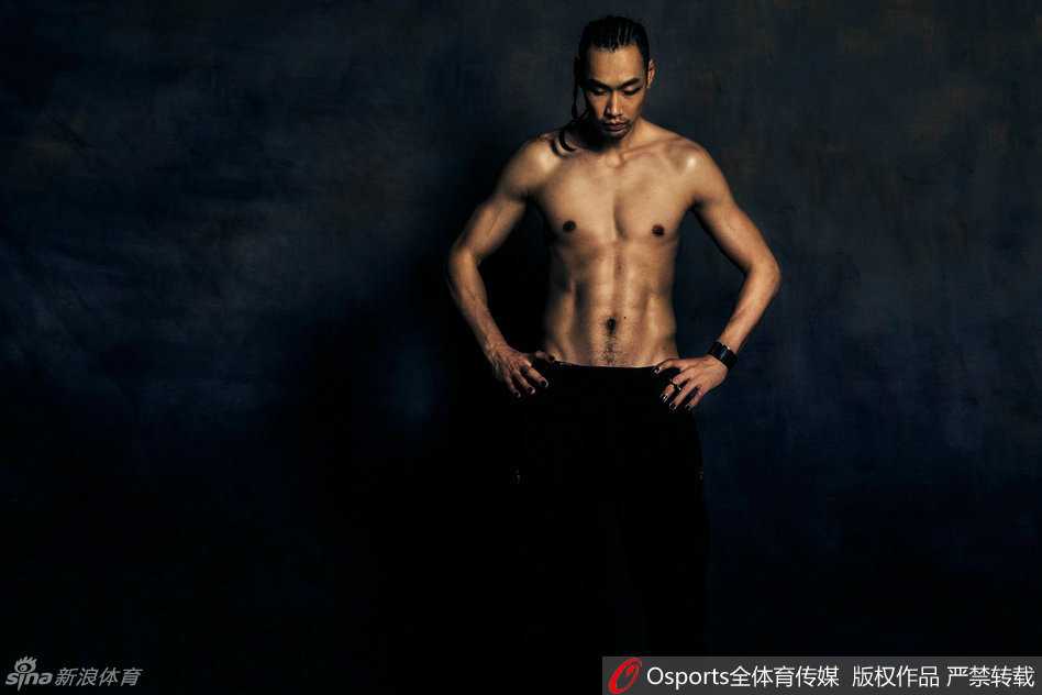 孟达妻子单人出镜，大秀修长美腿，身材曲线玲珑有致，黑长直发搭配酷感造型气场全开