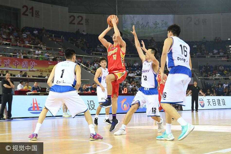 深圳队孟铎面对旧主毫不手软，在三分线外坚决出手，皮球划过一道完美弧线直钻网窝，引爆全场欢呼。