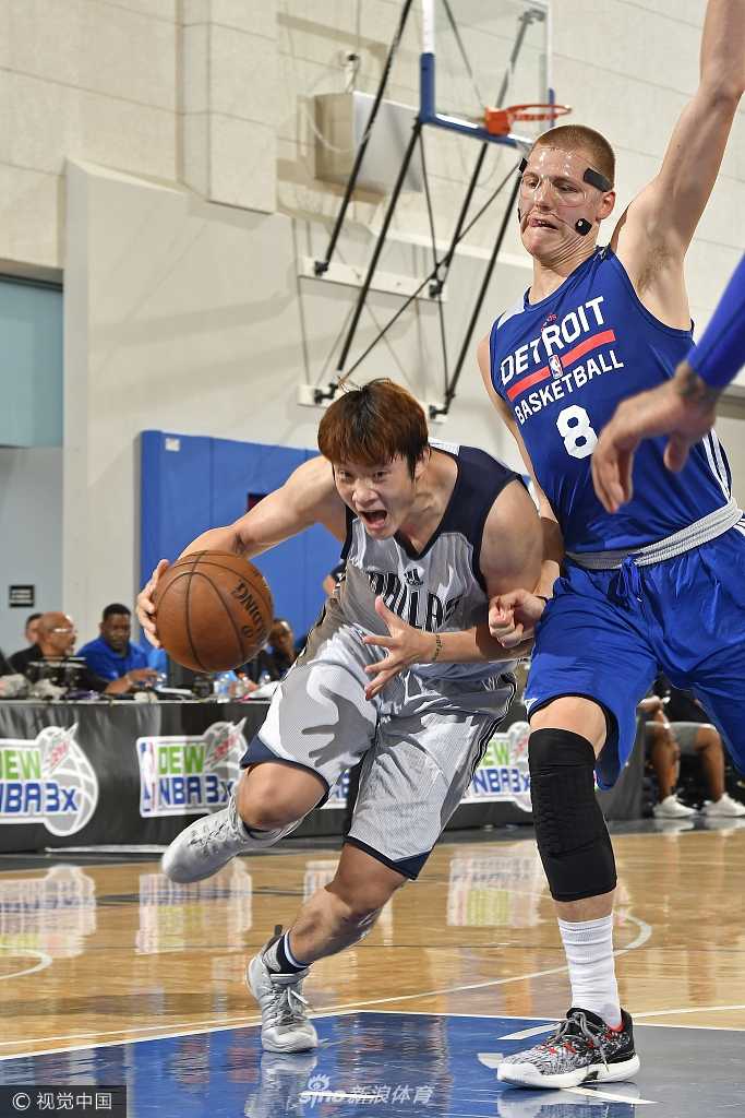 丁彦雨航在加时赛最后时刻突破至活塞队内线，面对两人包夹冷静寻找队友，即将送出绝杀助攻。