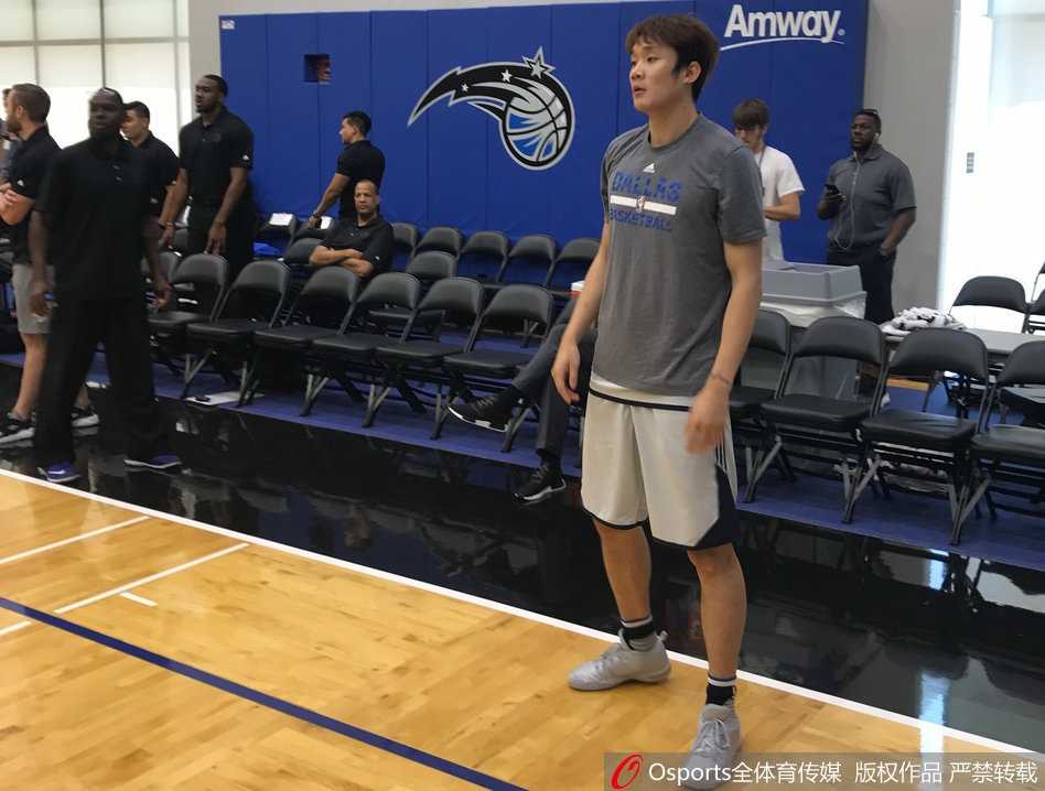 在激烈的篮下对抗中，丁彦雨航高高跃起，如同一架起飞的战斗机，在与对方内线球员的空中博弈中，用指尖触碰到了篮板球，展现了他出色的弹跳和拼抢意识。