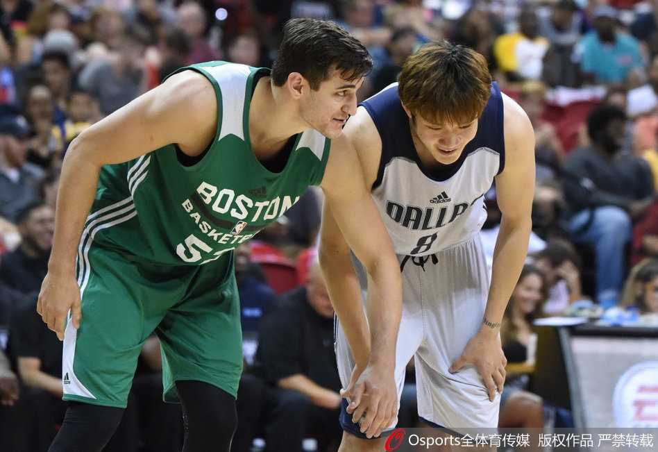 赛后丁彦雨航与队友击掌庆祝胜利，脸上洋溢着开心的笑容，完全融入了团队氛围。