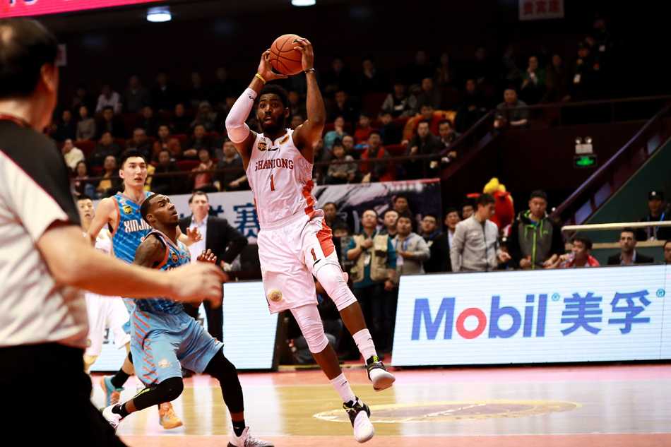 周琦倒地后表情痛苦手捂脚踝，陶汉林在一旁无奈地张开双手，裁判紧急吹停比赛，全场气氛凝固。