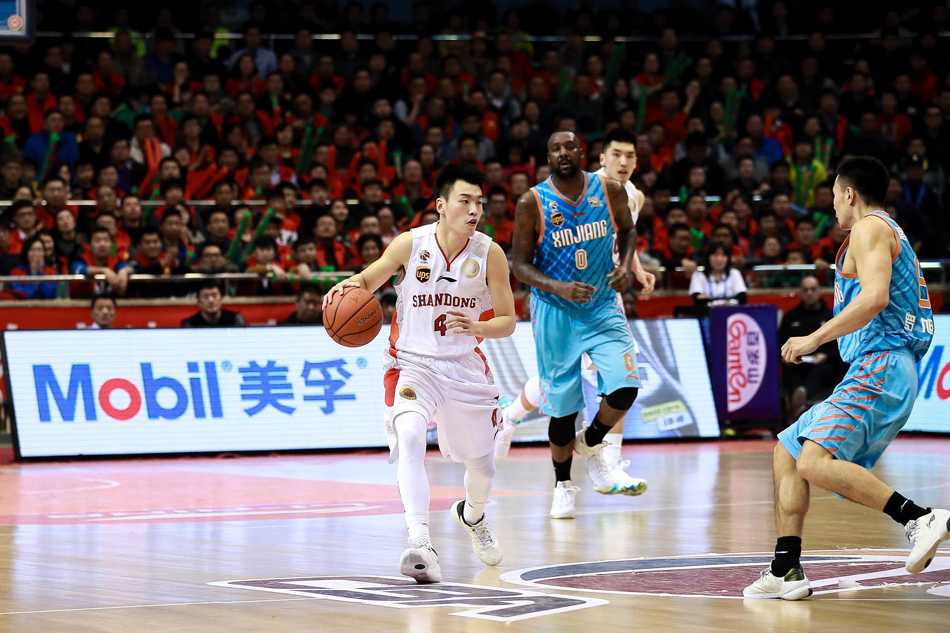 贾森-汤普森在篮下卡位拼抢篮板，利用宽厚的肩膀顶住对手，展现出强悍的内线统治力。