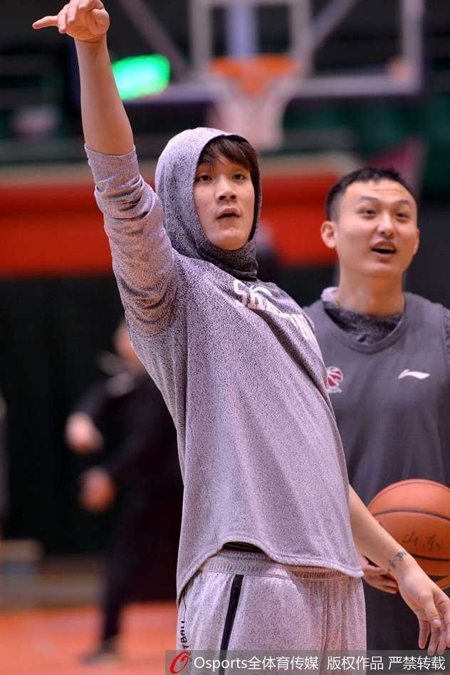 丁彦雨航在三分线外出手投篮，皮球离开指尖的瞬间，弧线优美，他的眼神紧紧跟随球的轨迹。