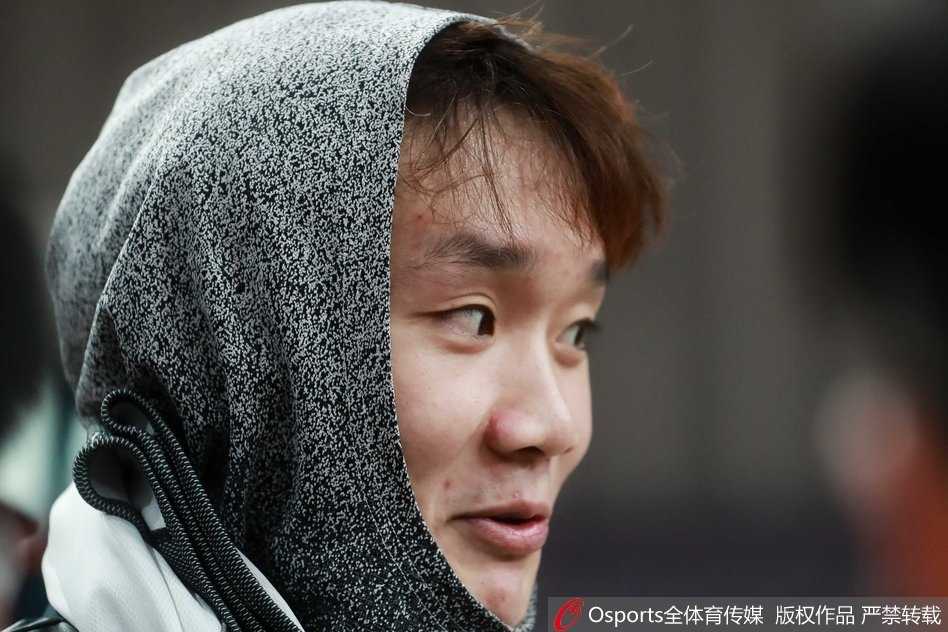 虽然头发被包住了，但小丁眉眼间的笑意却藏不住，即便是全副武装，也难掩他身为篮球明星的帅气与阳光。