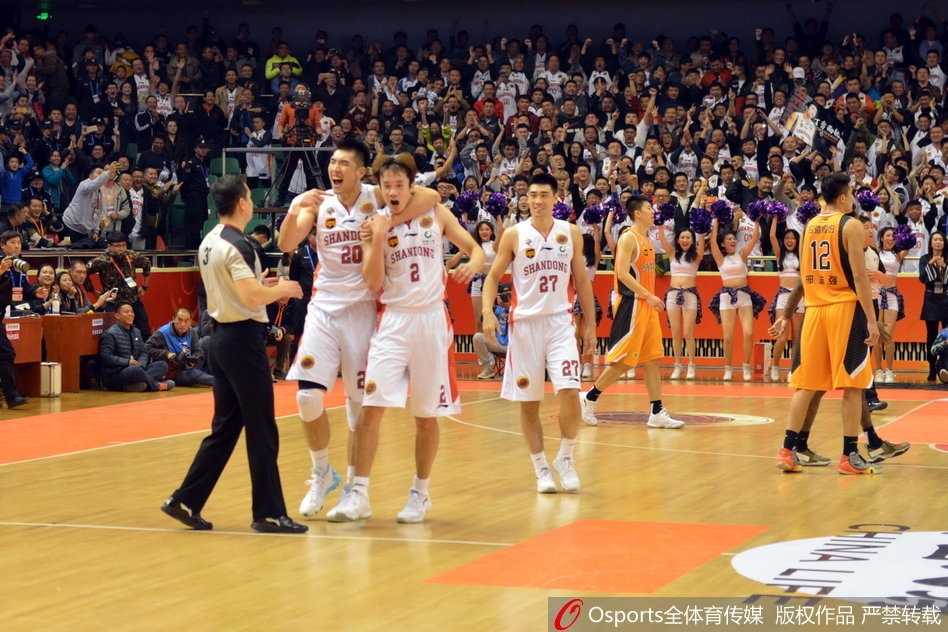 丁彦雨航面对防守球员，在高速运球中突然急停，高高跃起完成骑马射箭，篮球应声入网，姿势美如画。