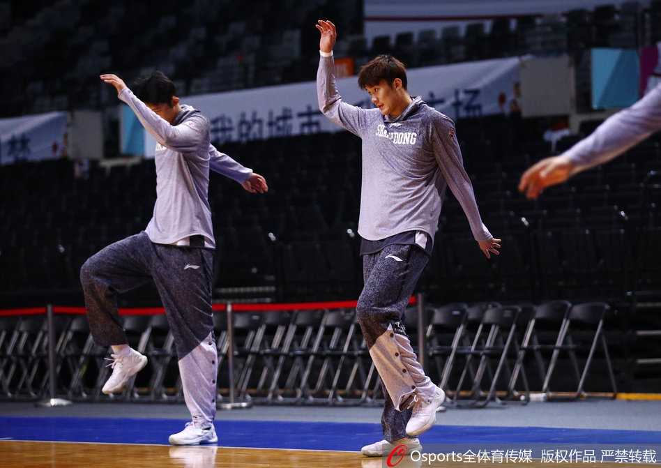 全队围拢在一起，丁彦雨航握紧拳头站在中间，大家高喊着加油口号，将逆境中的斗志凝聚在一起。