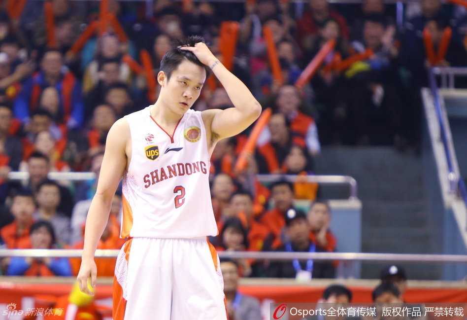 正面视角下的小丁目光如炬，头发随风扬起，他扬起手臂拨弄发梢，仿佛在梳理战场上的最后一丝杂念。