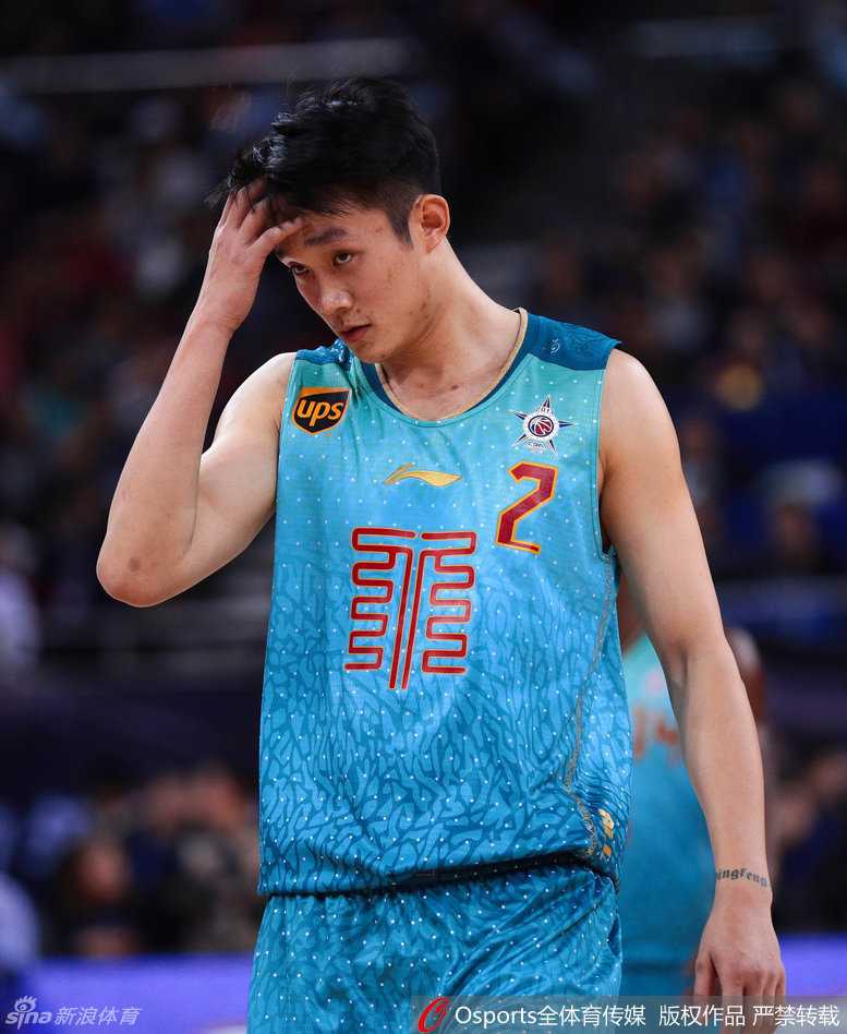 低头调整节奏的小丁，碎发遮住眉眼，他手指插入发间轻轻一撩，随即准备做出下一个变向动作。