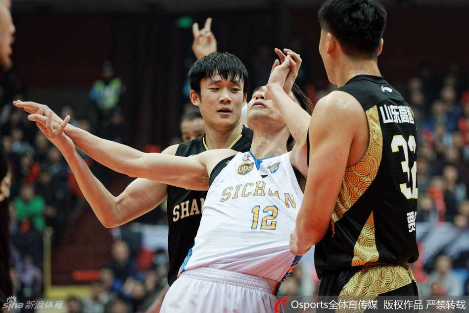 丁彦雨航持球突破瞬间眼神坚毅如炬，面对哈达迪的巨掌毫无惧色，誓要撕裂防线