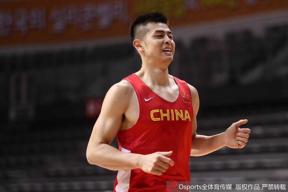 训练场上，丁彦雨航正在进行运球练习，篮球在他手中如同粘住了一般灵活自如，他的目光坚定地望着前方，嘴角那一抹自信的微笑预示着他在赛场上的不可阻挡。