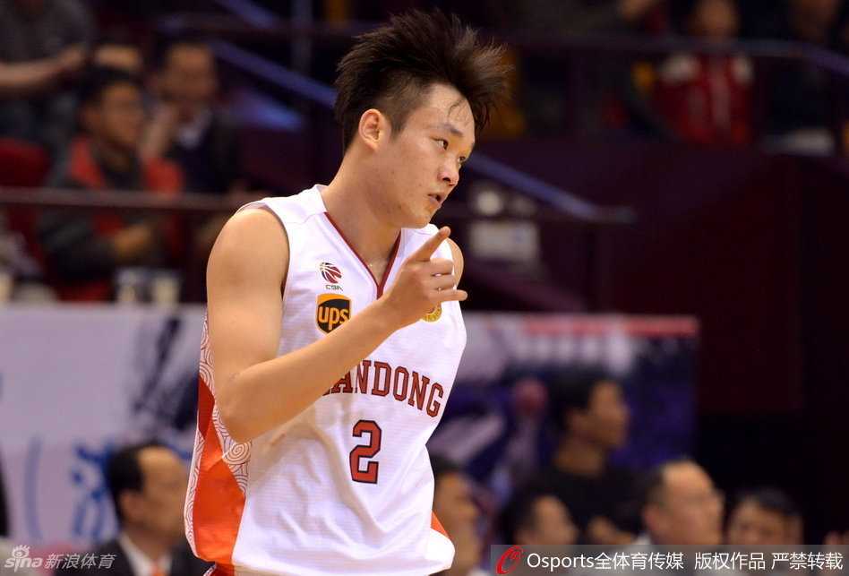 丁彦雨航高高跃起，双手暴扣，他的脸上写满坚定与专注，对于他来说，每一次冲击篮筐都是对胜利最直接的渴望。