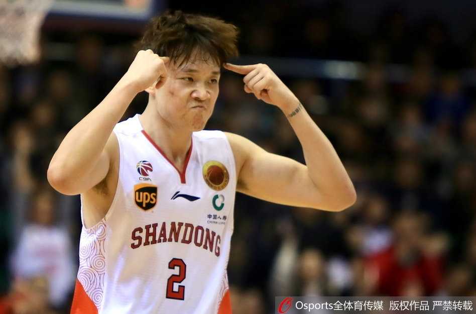 丁彦雨航在加时赛中如天神下凡，面对北京队三人包夹防守强行突破上篮，篮球在指尖划出美妙的弧线飞向篮筐。
