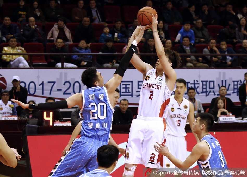 翟晓川在底角嗅到杀机，手起刀落命中关键三分，落地时眼神坚毅，全场沸腾的声浪在这一刻被他冷酷的表情隔绝。