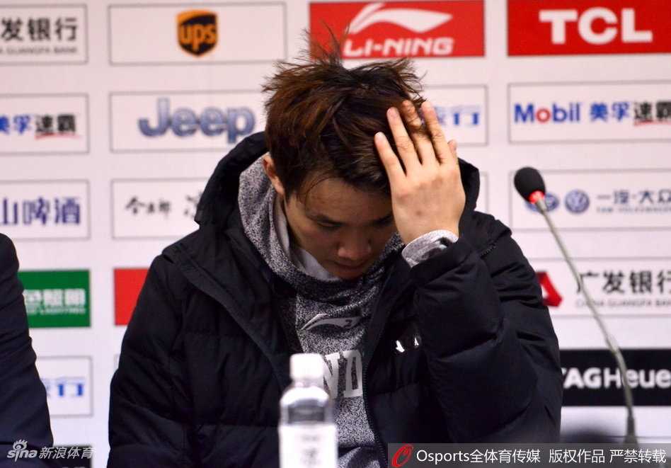 突然瞪大双眼，嘴巴微张，一脸惊讶的表情，仿佛听到了什么不可思议的消息，充满了戏剧张力。