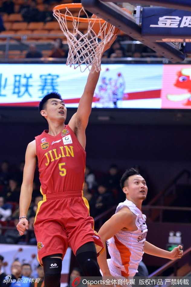 潘宁在比赛中送出了一记技惊四座的盖帽，他高高跃起，像一张巨网般无情地封盖了兰德里的上篮尝试。