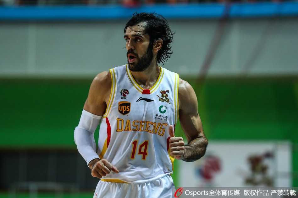 比赛结束的瞬间，同曦球员们紧紧拥抱在一起，巴赫拉米振臂高呼，脸上洋溢着胜利的喜悦与如释重负的表情，身后的记分牌永远定格在了119-113，宣告着这场开门红的来之不易。