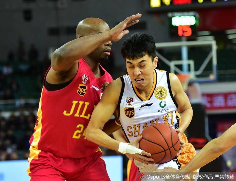 斯科拉在篮下以一敌二，利用精湛的护球技术寻找传球良机，犹如一位优雅的舞者。