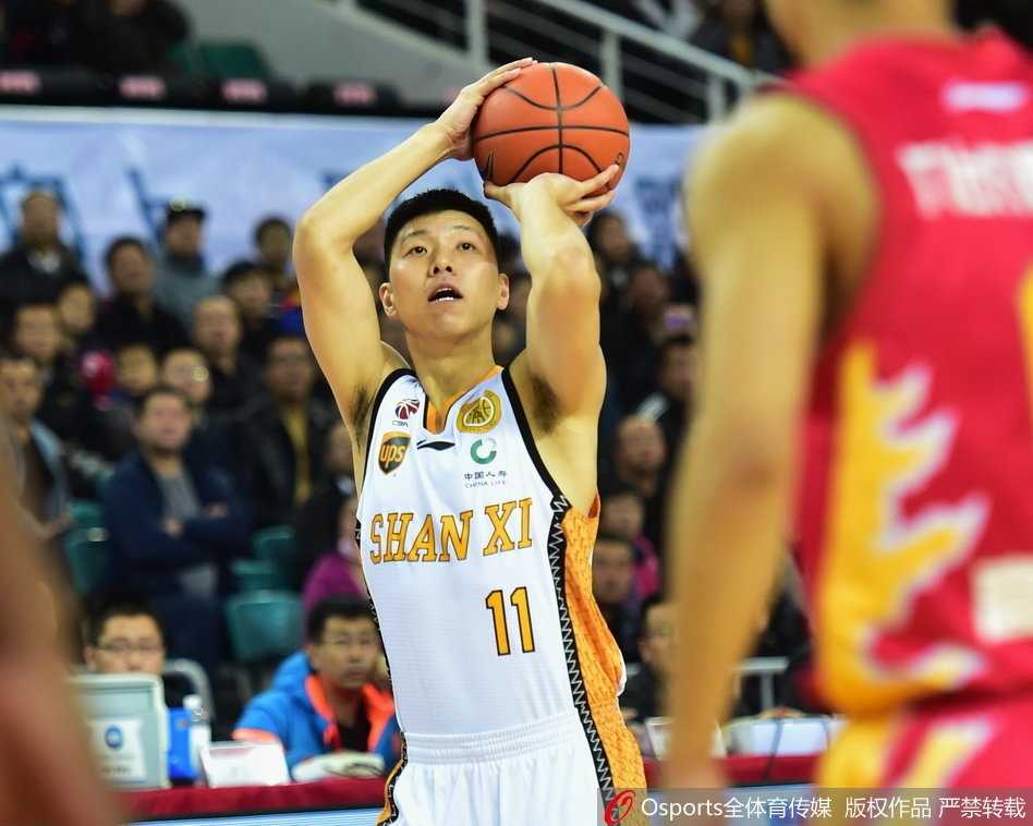 刘冠岑如猎豹般迅捷反击暴扣，整个身体在空中舒展，将主场气氛瞬间引爆。