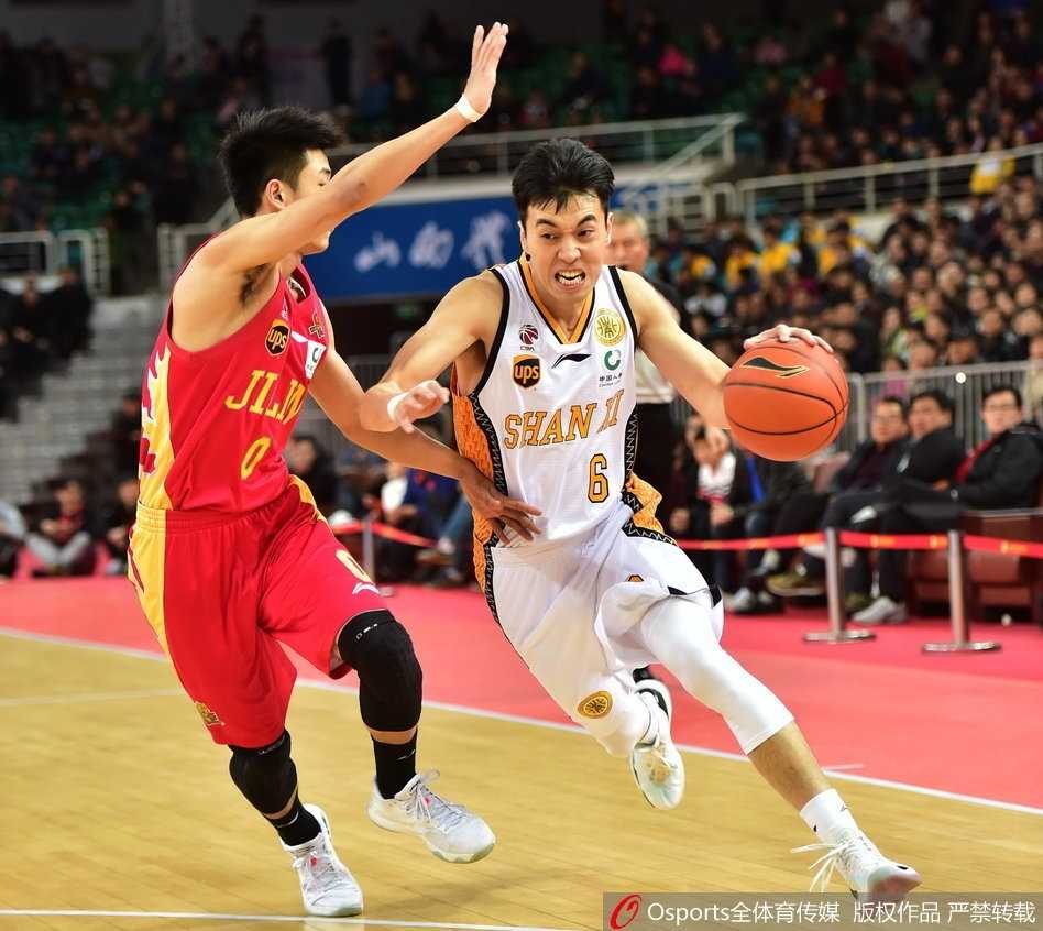 曾令旭在快攻中轻盈上篮，动作一气呵成，完美诠释了山西队本场行云流水的反击。