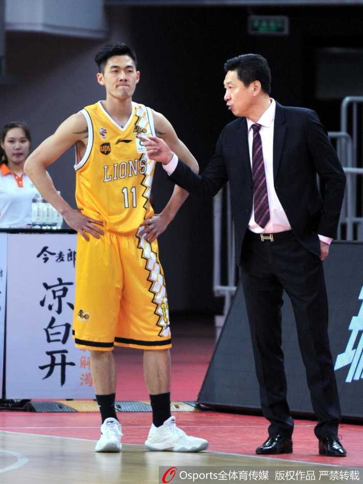 曾令旭面对福特森的贴身紧逼，眼神坚毅地寻找传球路线，他的每一次运球都牵动着全场球迷的心，本土后卫的成长清晰可见。