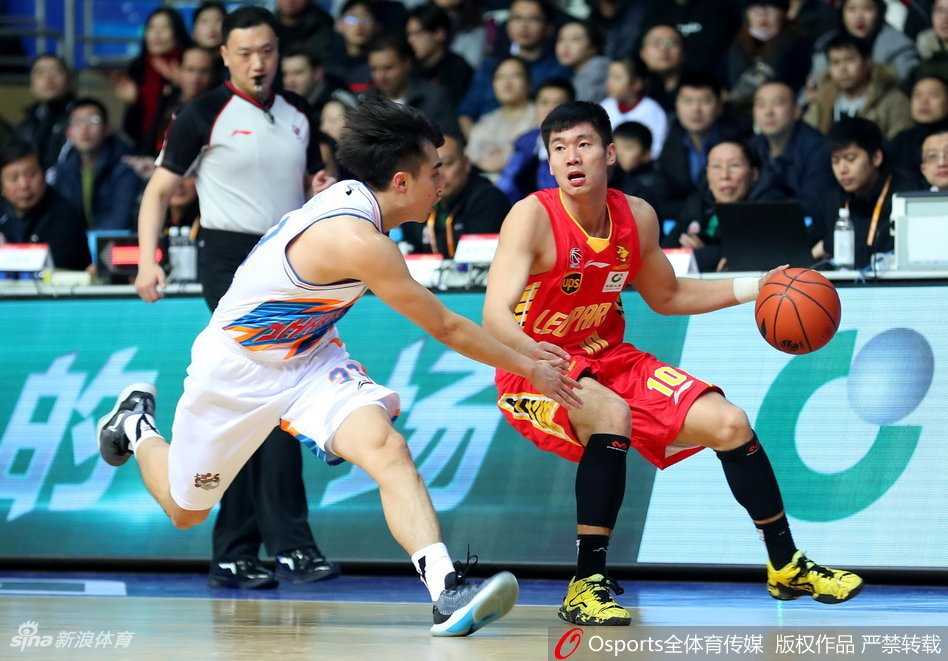 张兆旭高高跃起，如同一座移动的高塔，将深圳队的投篮狠狠地扇出界外，这次关键的封盖极大地提振了上海队的士气。