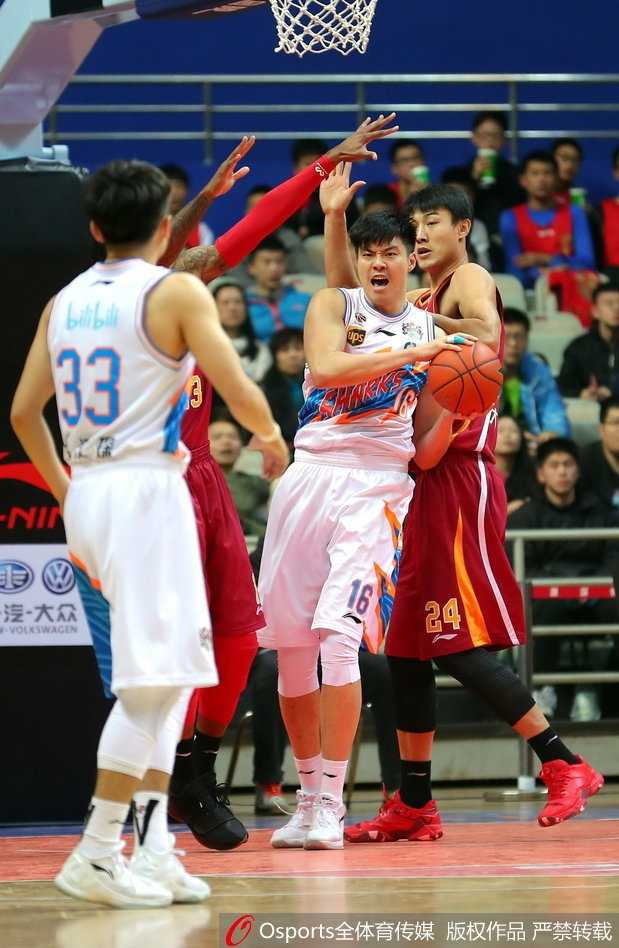 浙江队核心吴前如灵蛇出洞，在曾文鼎的严防死守下依然强行突破，眼神坚定地盯着篮筐，举手投足间尽显杀手本色