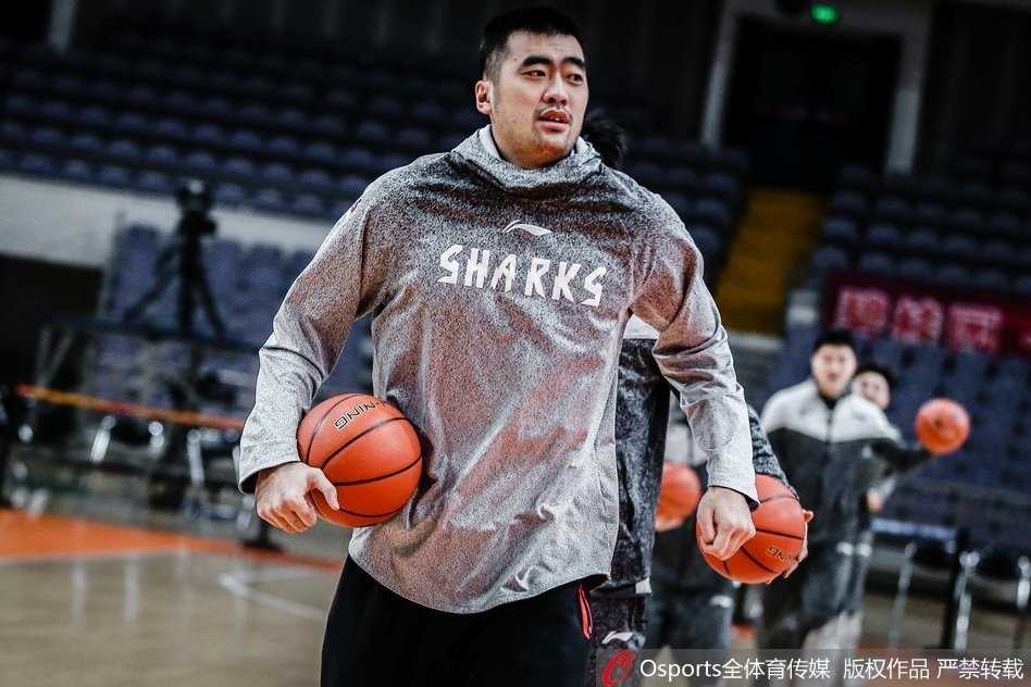 弗雷戴特运球突破防守球员，眼神犀利，身体舒展，准备急停跳投。