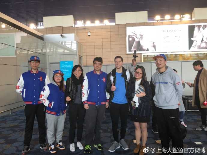 上海男篮官方海报风格的图片，明纳拉斯与弗雷戴特背靠背站立，仿佛两尊守护神，身后是源深体育馆的璀璨灯火与球迷的助威声浪