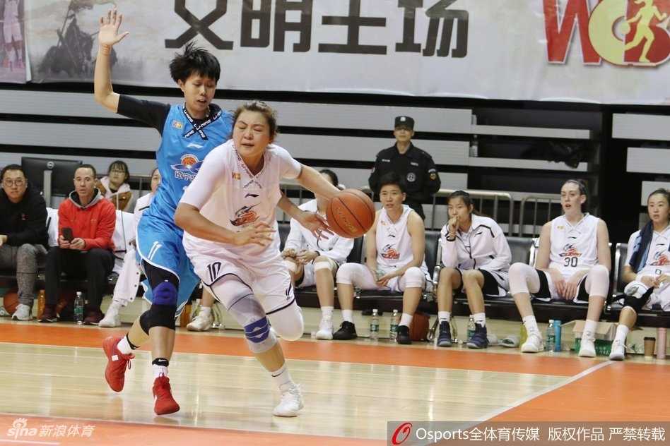 辽宁队外援奋力跃起试图封盖上海队投篮，双方内线激烈身体对抗