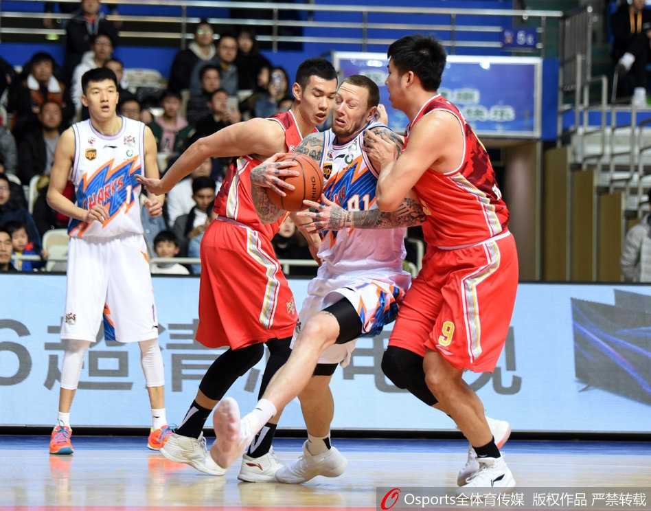 比赛结束后，上海队的球员们围聚在中圈，相互击掌庆祝这场关键胜利，每个人的脸上都洋溢着难以掩饰的喜悦与激动。