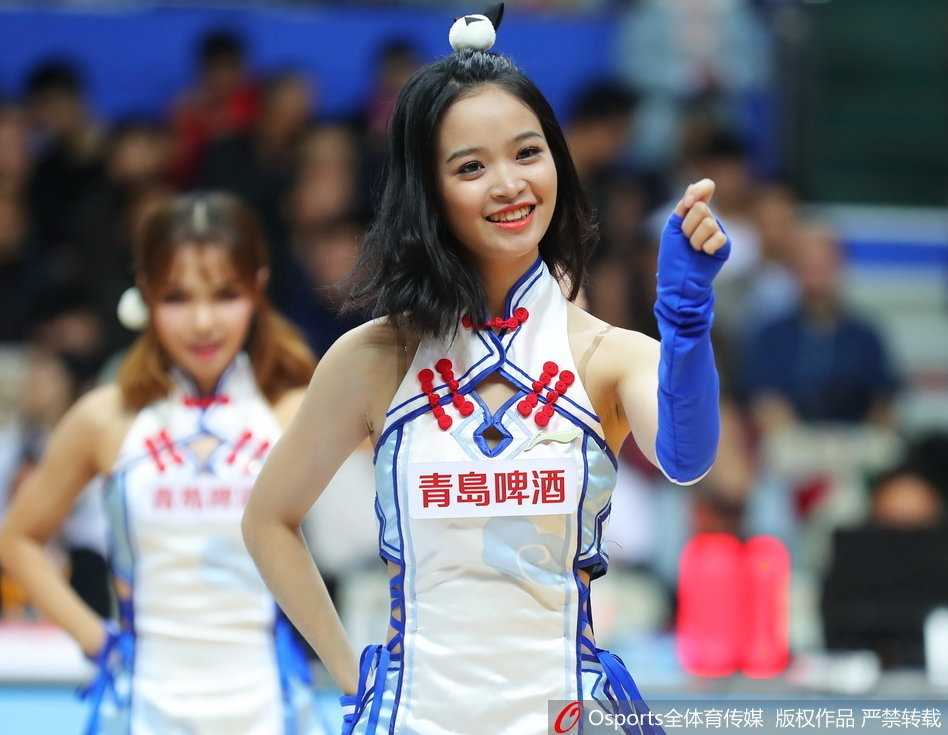 中场休息时，宝贝们变换了队形，用极具张力的舞蹈动作诠释着音乐的节拍，她们飞扬的发丝和专注的神情，感染力十足。