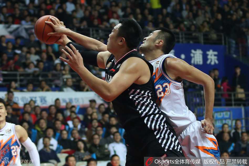 孤胆英雄亚布塞莱扛着辽宁队的多人围剿，以万夫不当之勇强行将球送入篮筐，完美的诠释了篮球场上的一往无前。