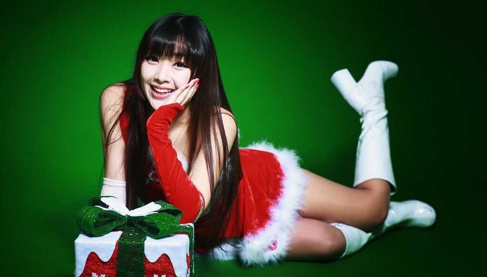 齐小茄子身着亮黄色啦啦队服，在赛场上回眸一笑，甜美的笑容如同阳光般灿烂，瞬间点亮了整个球场。