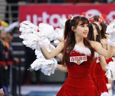 中场表演时刻，齐小茄子与队友们手拉手向观众致意，每个人的脸上都洋溢着自信与喜悦，将现场气氛推向高潮。