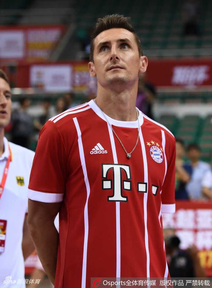 在包厢内，面对球迷的签名请求，克洛泽俯身耐心满足，他嘴角扬起温柔的微笑，展现出这位超级巨星场下平易近人的谦逊品格。