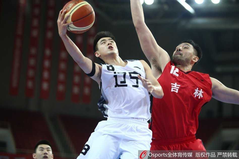 韩德君背身单打吉林内线，利用庞大的身躯强行碾入禁区准备强攻