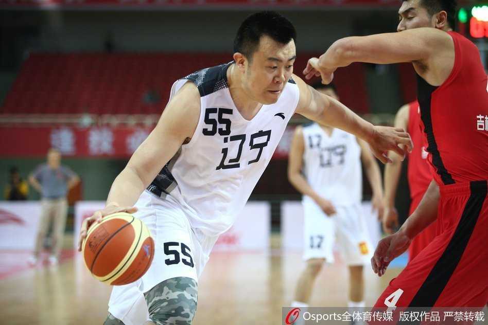辽宁与吉林球员在禁区纠缠，多人跃起争抢篮板球，肌肉碰撞激烈