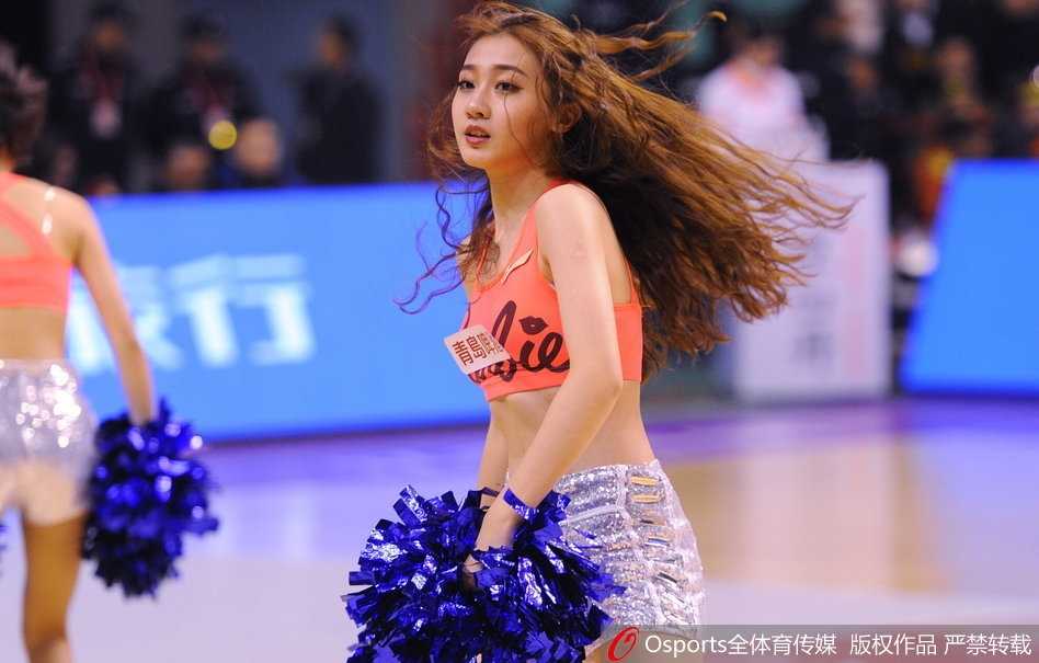 终场哨响，辽宁队取得胜利，篮球宝贝们在欢快的乐曲中向全场观众挥手致意，她们用热情的舞蹈为这场精彩的东北德比画上了圆满的句号