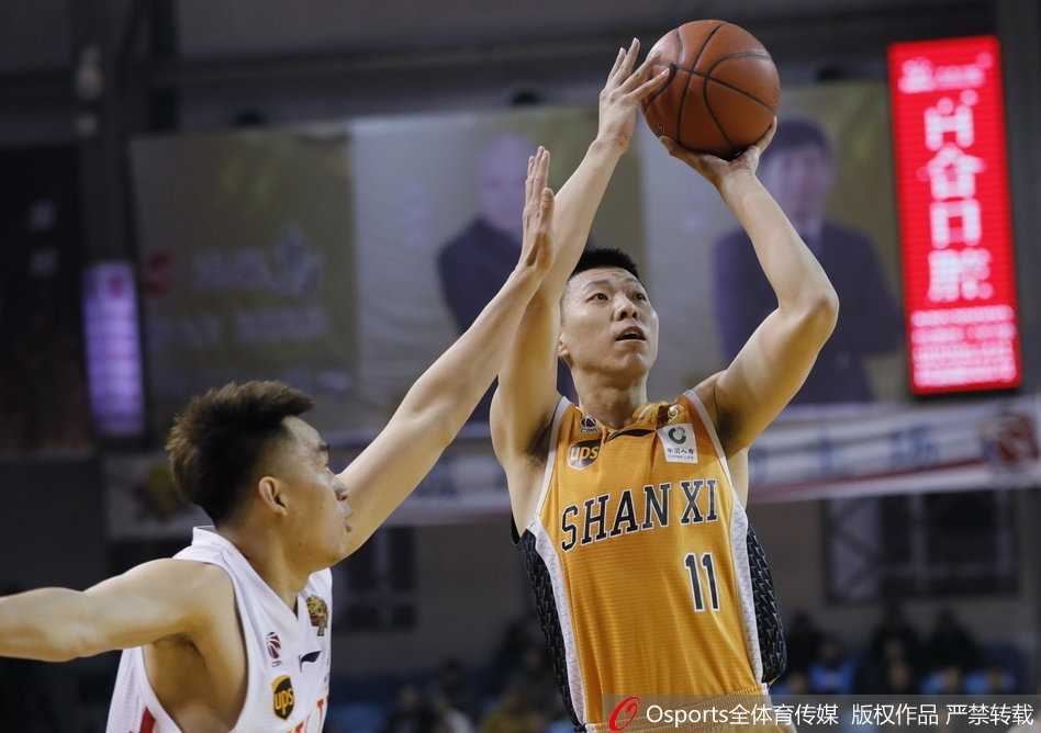 吉林队外援韦弗面对山西球员的贴身紧防，从容自信地出手三分，篮球在空中划出一道美妙的弧线