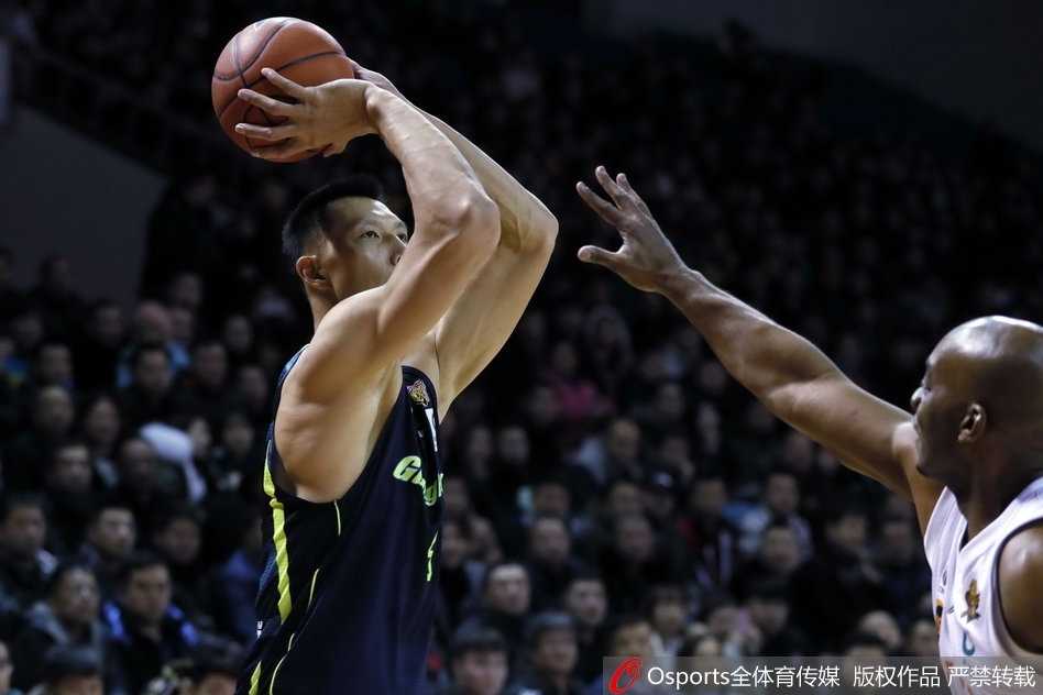 吉林小将高诗岩面对强敌毫无惧色，运球晃开角度后果断出手三分，篮球空心入网，带来青春的活力与冲击