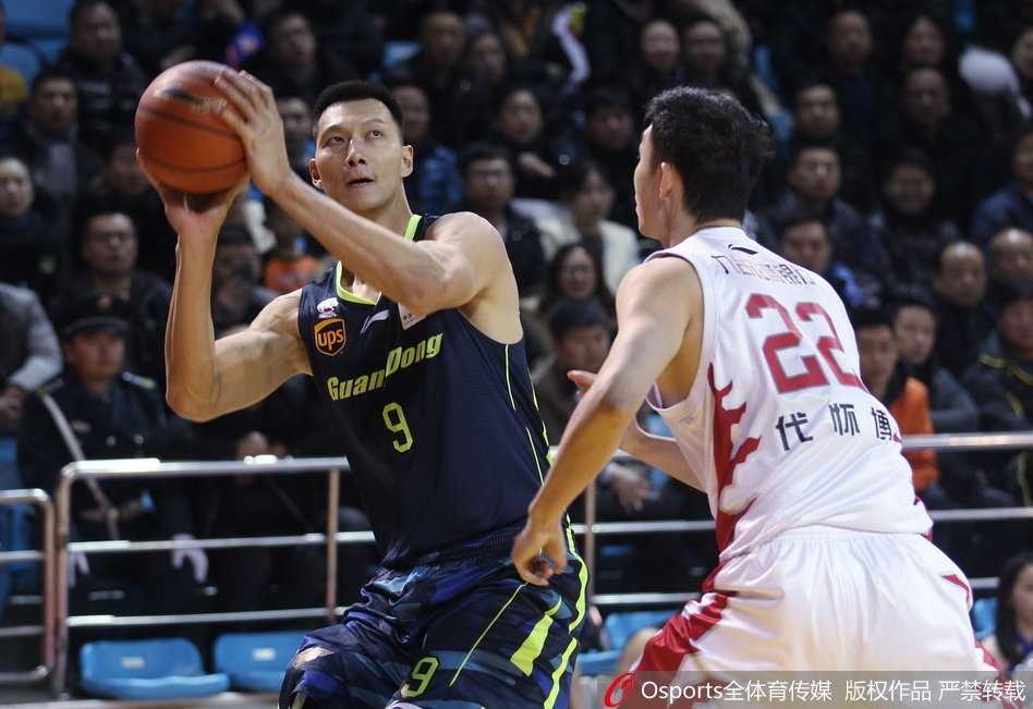 吉林外援兰德里在广东内线夹击之下强硬起身，用出色的腰腹力量拉杆上篮，为东北虎奋力追分