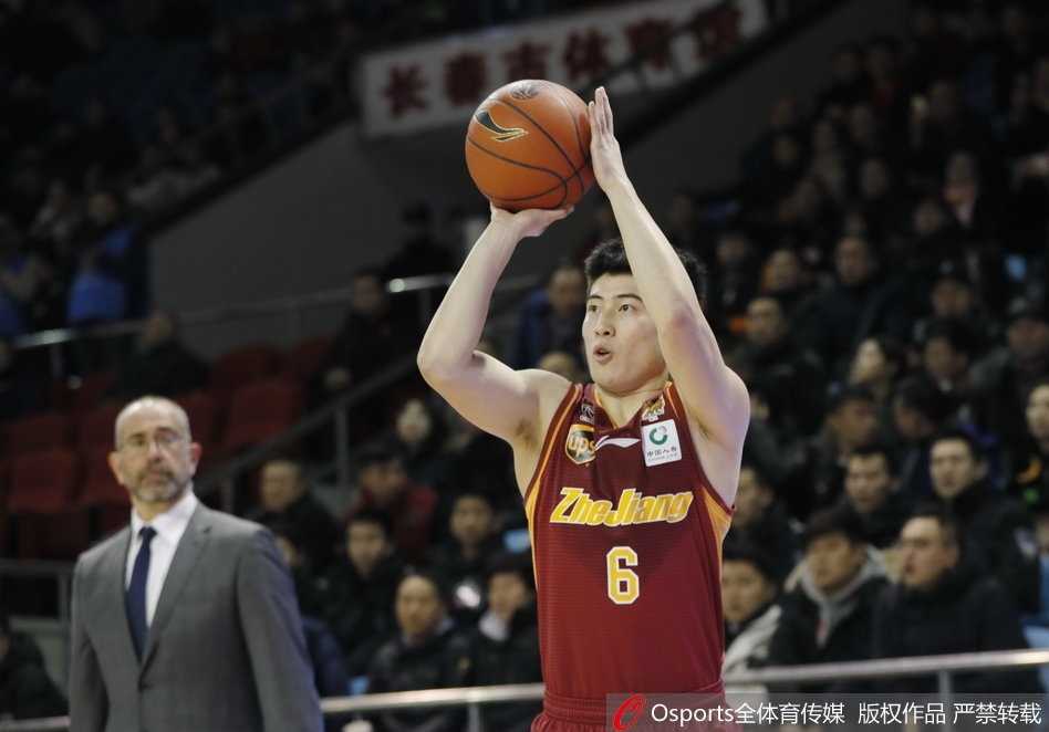 韦弗面对防守者急停跳投，皮球在空中划出优美弧线，这一刻他是球队唯一的依靠，每一次得分都显得尤为珍贵。