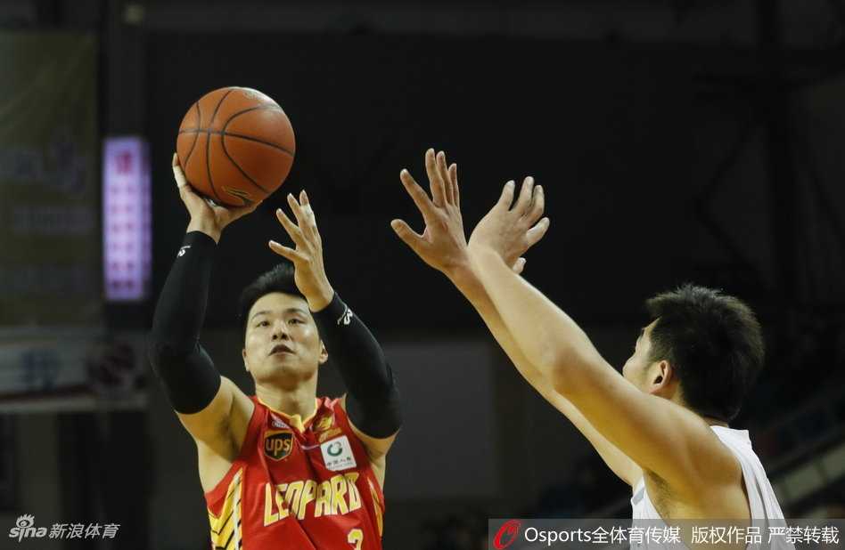 场边的深圳队主教练神情专注，双手拢在嘴边大声向场内队员传达战术指令，激烈的比赛氛围跃然眼前。